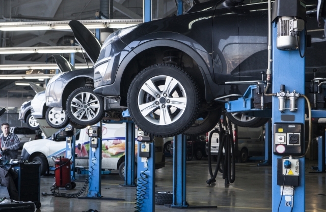 森清モータース｜自動車整備｜ジャッキアップ画像